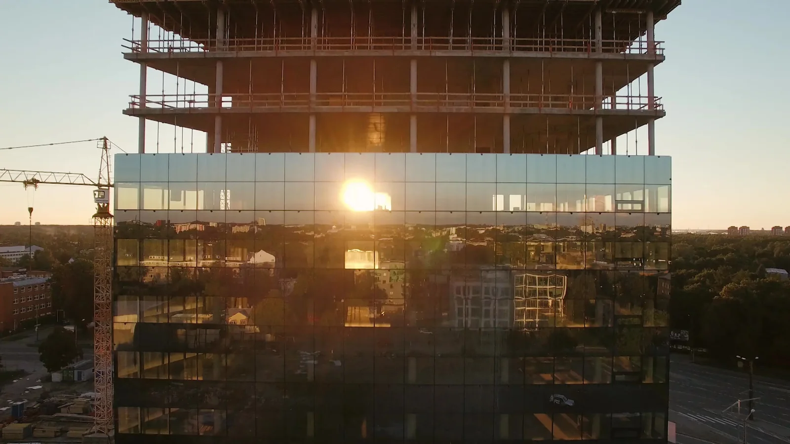 Estrutura de um edifício em construção ao pôr do sol
